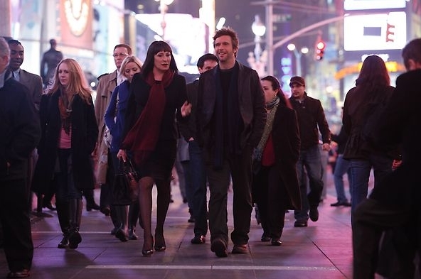 Eileen et Derek Wills (Jack Davenport) marchent dans la rue