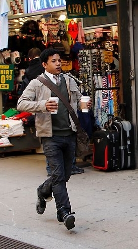 Ellis Boyd (Jaime Cepero) apporte du café en courant