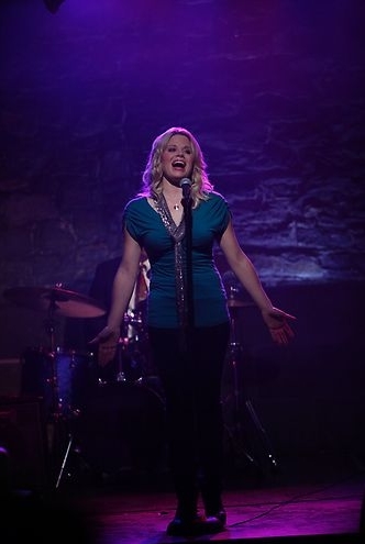 Ivy Lynn (Megan Hilty) chante sur scène