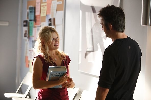 Ivy Lynn (Megan Hilty) et Derek Wills (Jack Davenport) discutent