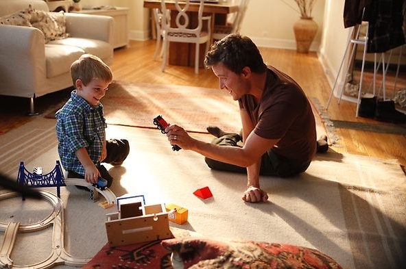 Michael Swift (Will Chase) joue avec son fils
