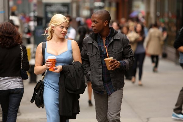 Ivy Lynn (Megan Hilty) et Sam Strickland (Leslie Odom Jr) dans la rue.